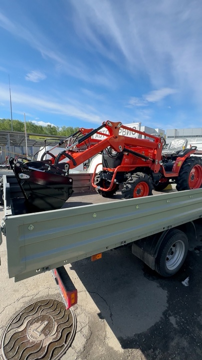 Трактор Kubota B 2441 c челюстным ковшом