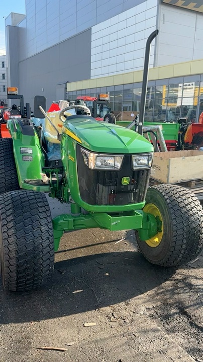 Трактор John Deer 3036 E на газонных колесах