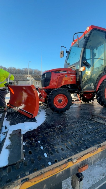 Трактор для уборки снега Kubota B 2741 S Neo star с отвалом и щеткой ZimAni
