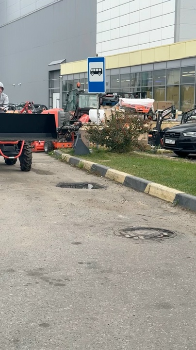 Тракторы Kubota A211 с в комплекте с универсальными быстросьемными фронтальными погрузчиками Kubota