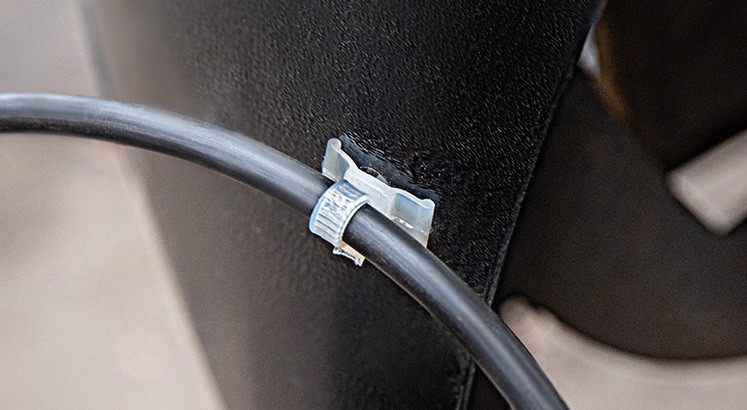 Хомут пластиковый REXANT 100x2,5 мм, ø 2,4 мм, белый с крепежным пистоном упаковка 100 шт. 07-0107 - изображение 3