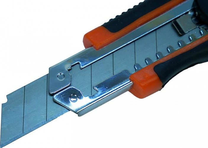 Нож для строительных работ Sturm 1076-08-05 18мм, автомат. смена лезвий, 3 лезвия, доп. фиксат - изображение 3