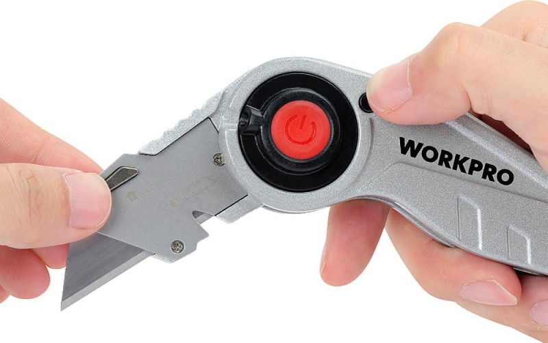 Нож складной WORKPRO WP211009 со сменными лезвиями с подсветкой - изображение 5