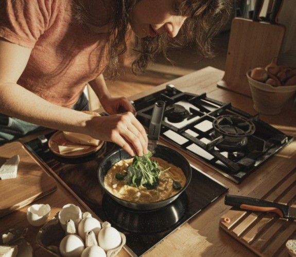 Сковорода FISKARS 1072312 с керамическим покрытием, 28 см - изображение 4