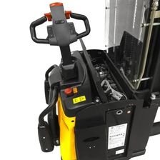 Самоходный электрический штабелер SMARTLIFT ES16-RS 1600 кг; 4,5 м; li-ion 24В / 205Ач - изображение 10