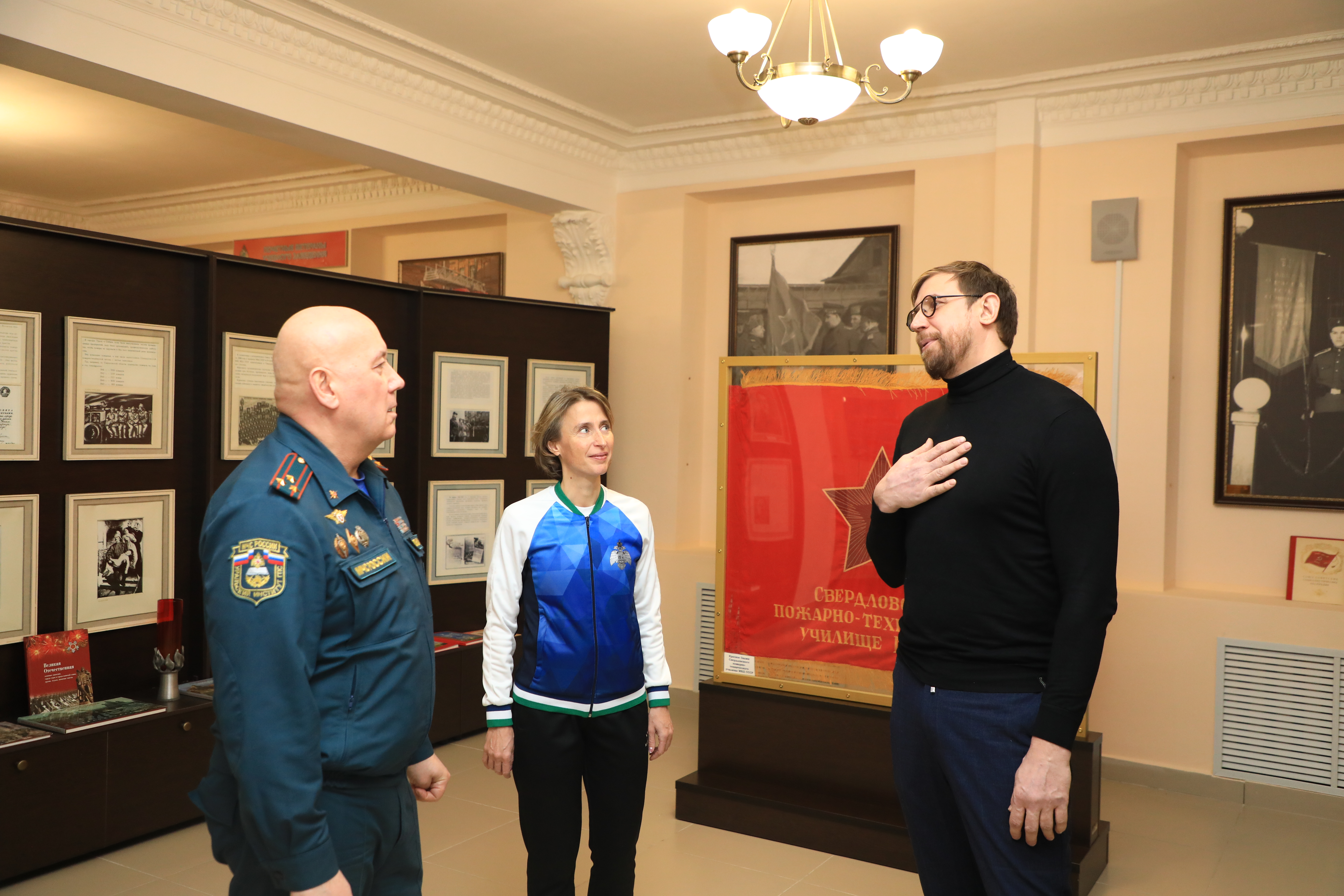 Начальник Уральского института ГПС МЧС России Алексей Аникеев и Сергей Горбок - о студенческой команде.