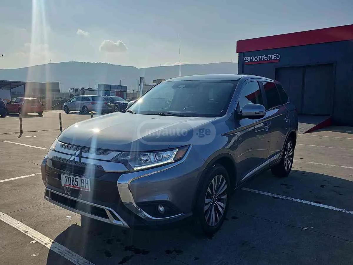 Mitsubishi Outlander · 2020