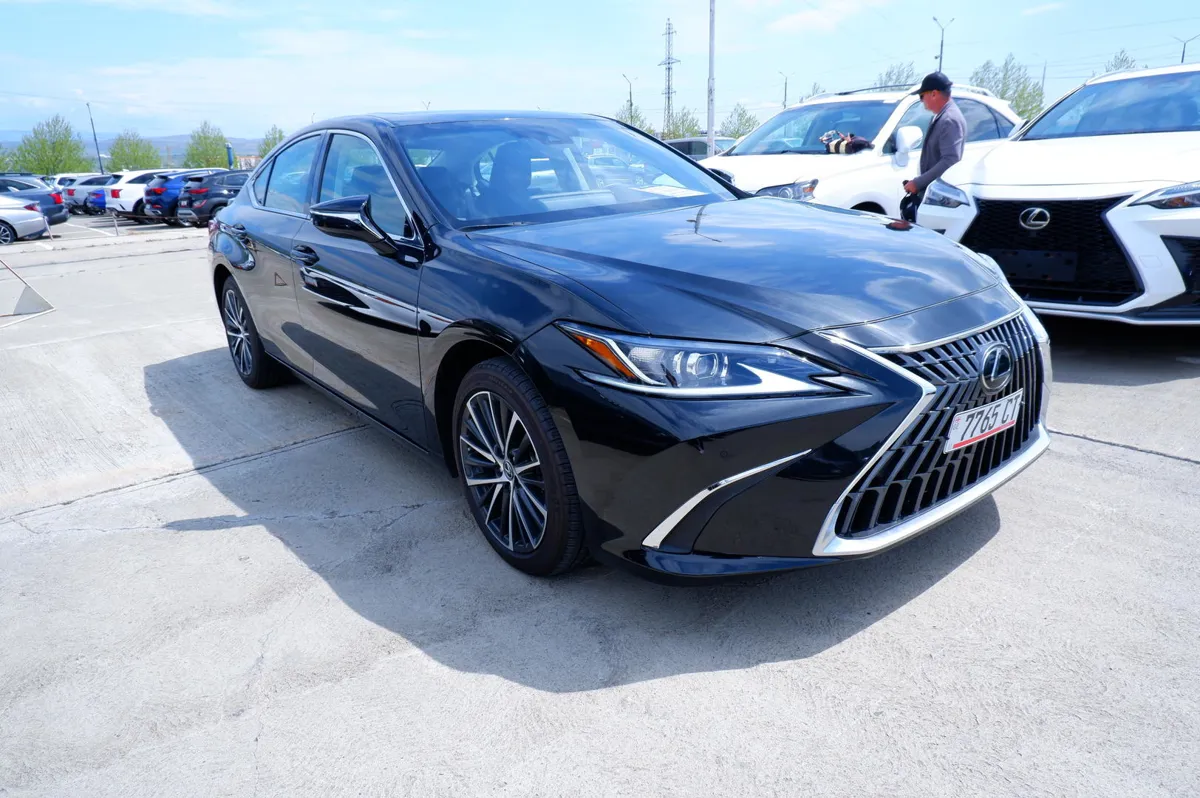 Lexus ES 300 · 2023