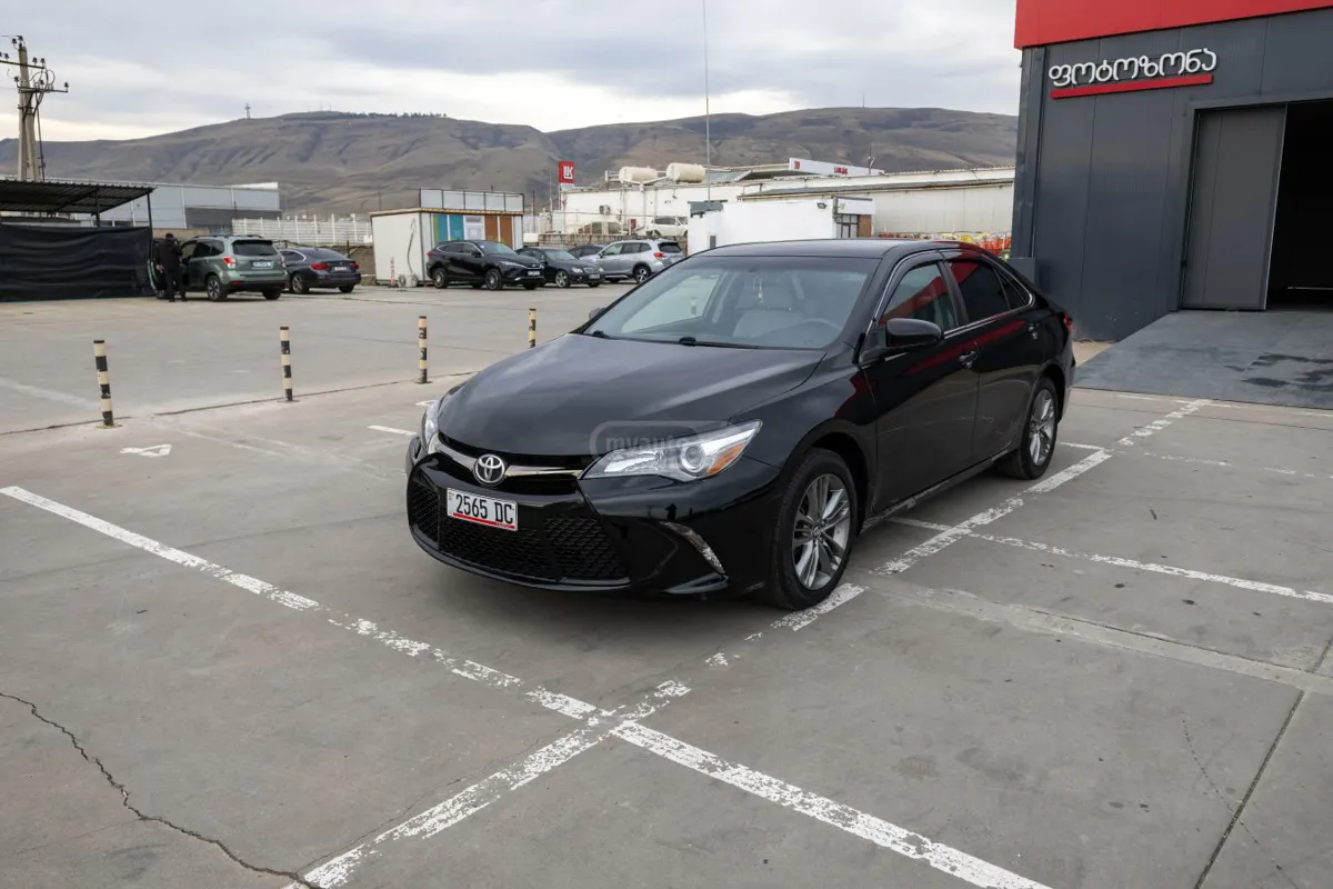Toyota Camry · 2017