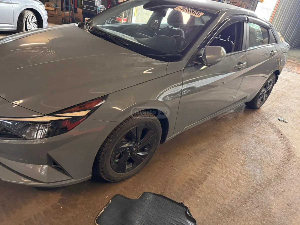 Hyundai Elantra · 2022