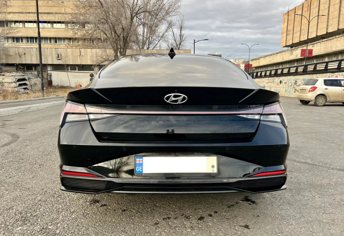 Hyundai Elantra · 2021