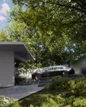 Современный особняк с автомобилем Rolls-Royce среди зелёных деревьев от Studia 54 Современный особняк с автомобилем Rolls-Royce среди зелёных деревьев от Studia 54