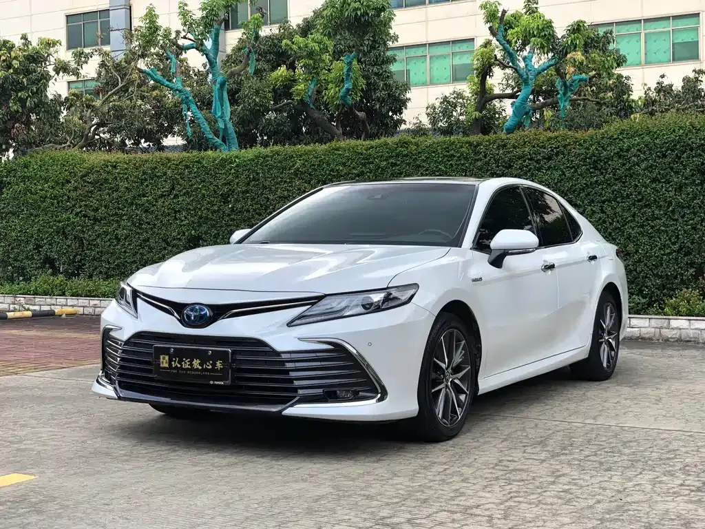 Toyota Camry — фото 1