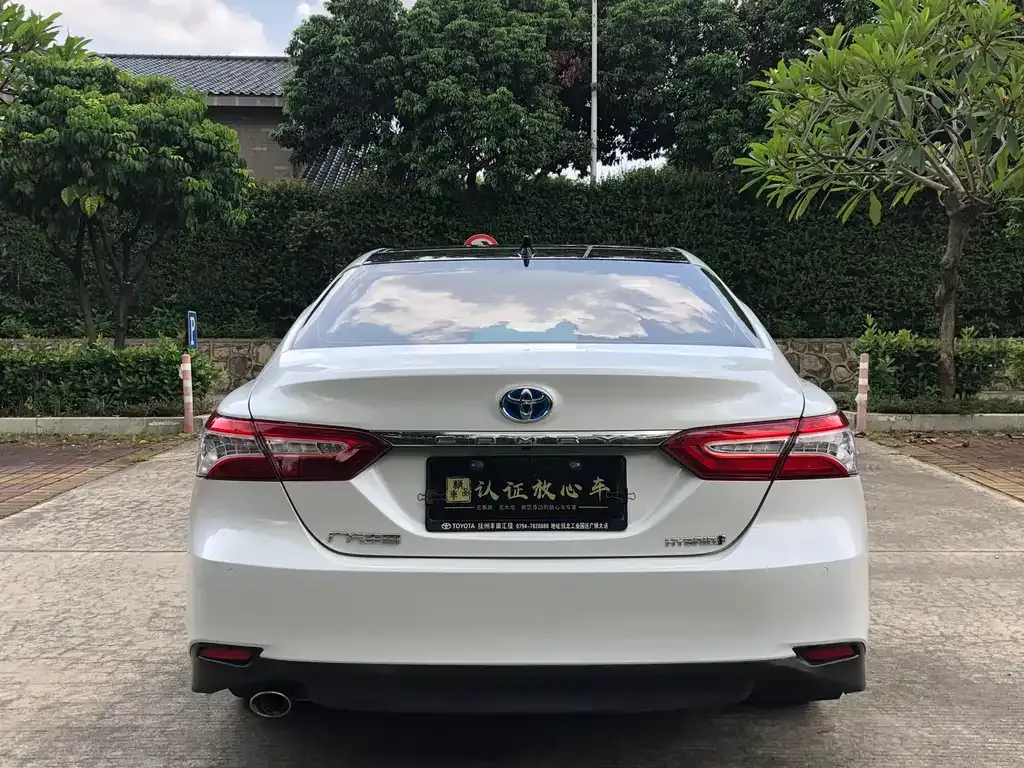 Toyota Camry — фото 5