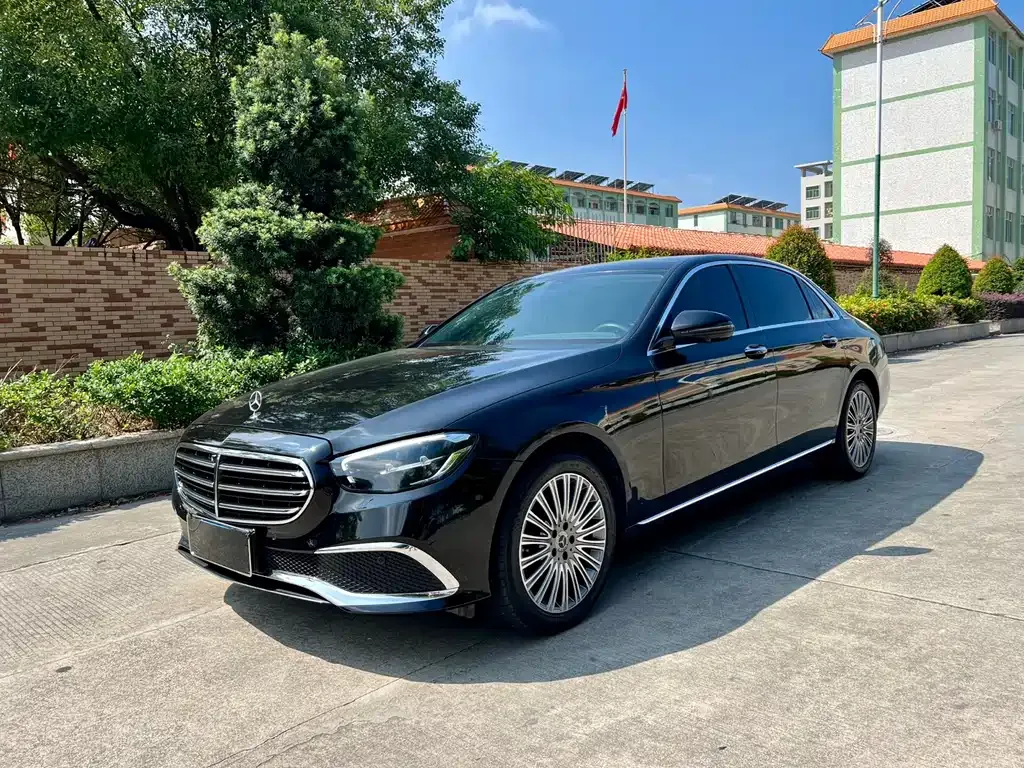 Mercedes-Benz E-Class — фото 1