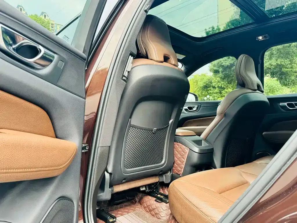 Volvo XC60 — фото 10