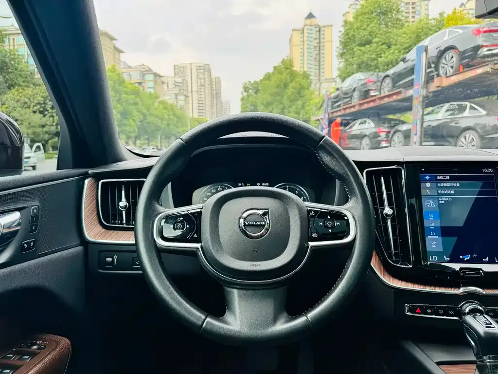 Volvo XC60 — фото 9
