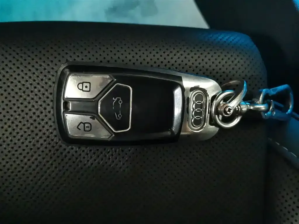 Audi A4L 2021 из CN, фото 8