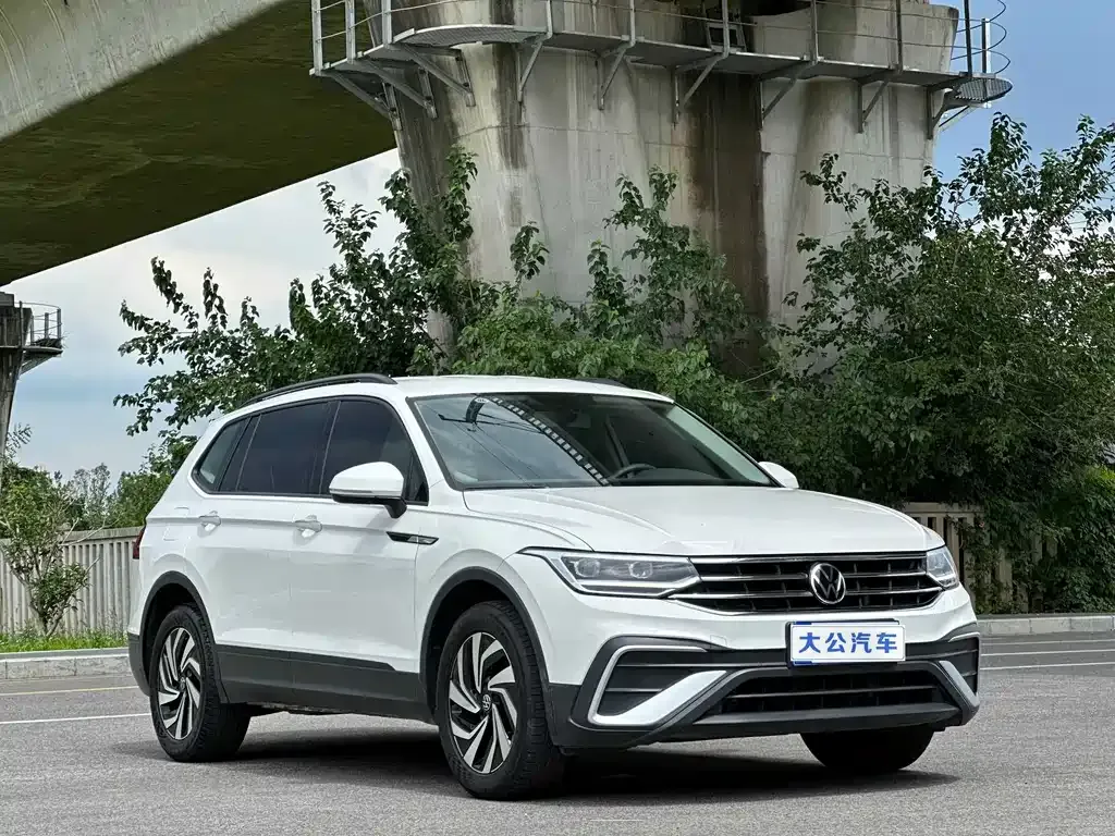 Volkswagen Tiguan L — фото 1