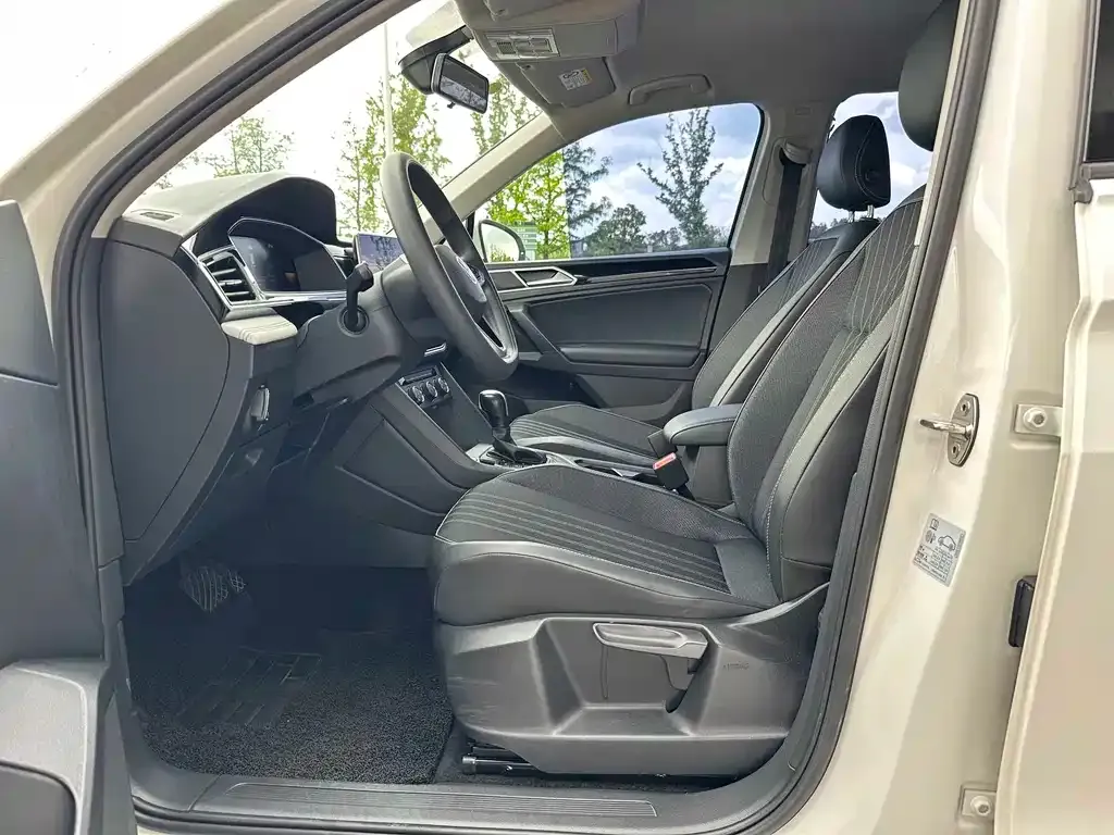 Volkswagen Tiguan L — фото 3