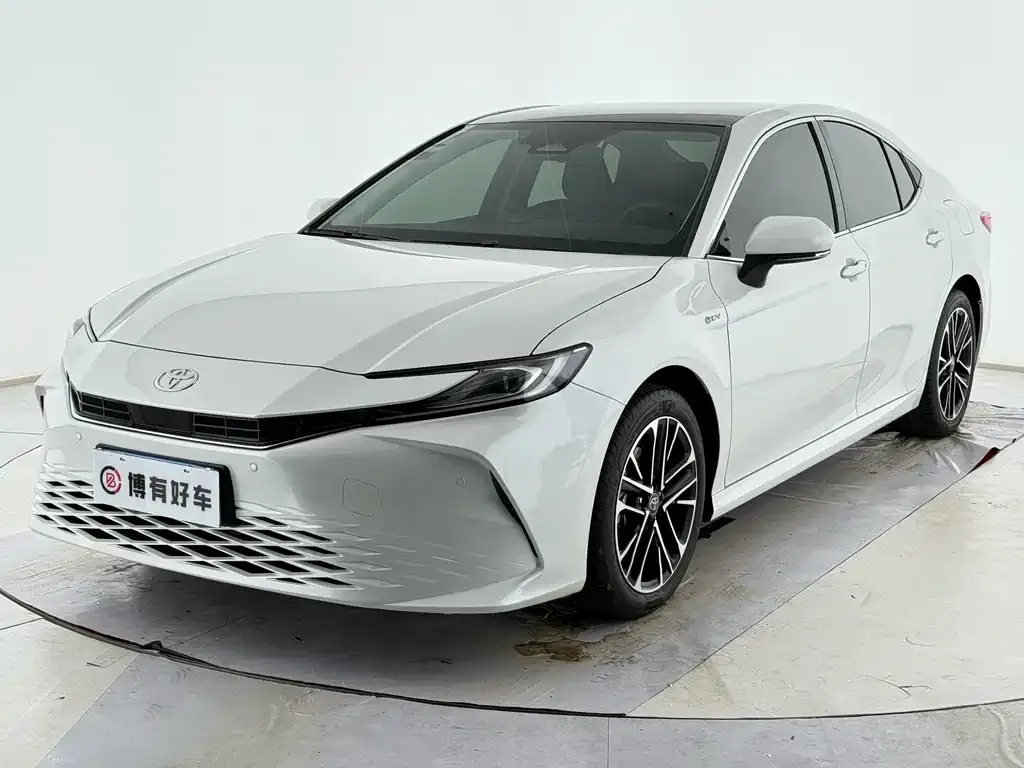 Toyota Camry — фото 1