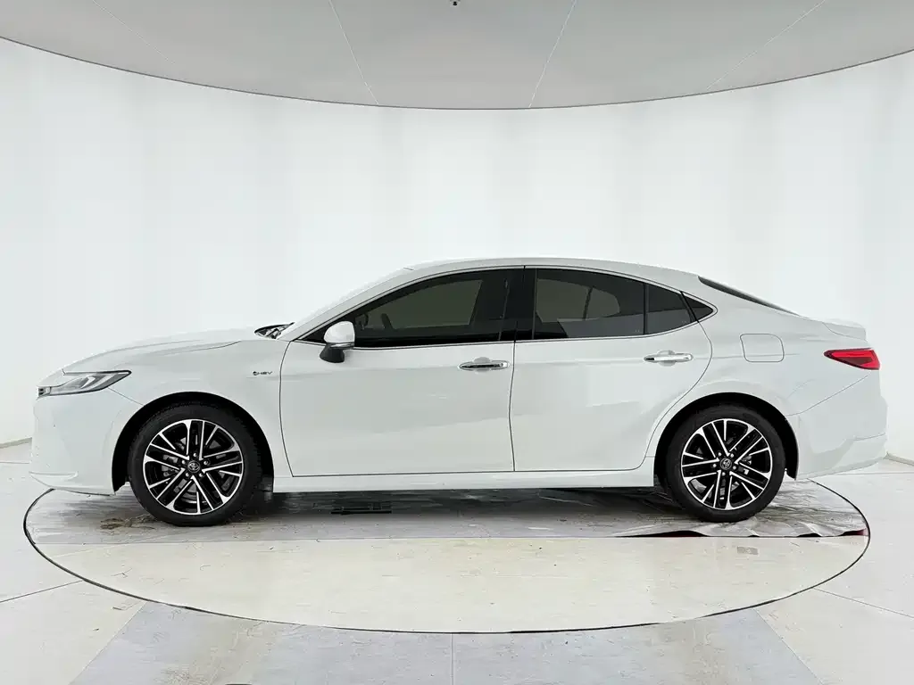 Toyota Camry — фото 4
