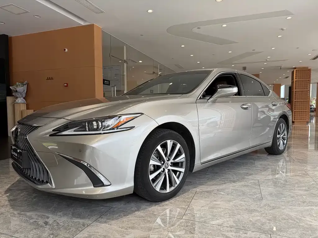 Lexus ES — фото 1