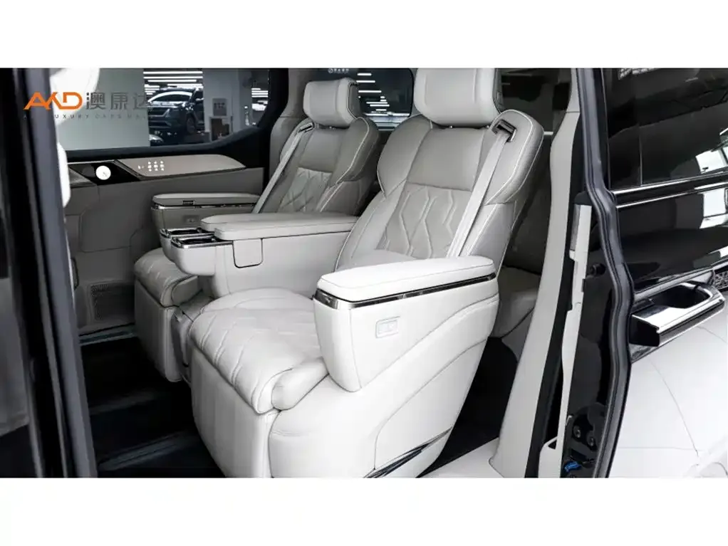 Volvo EM90 2024 из CN, фото 7