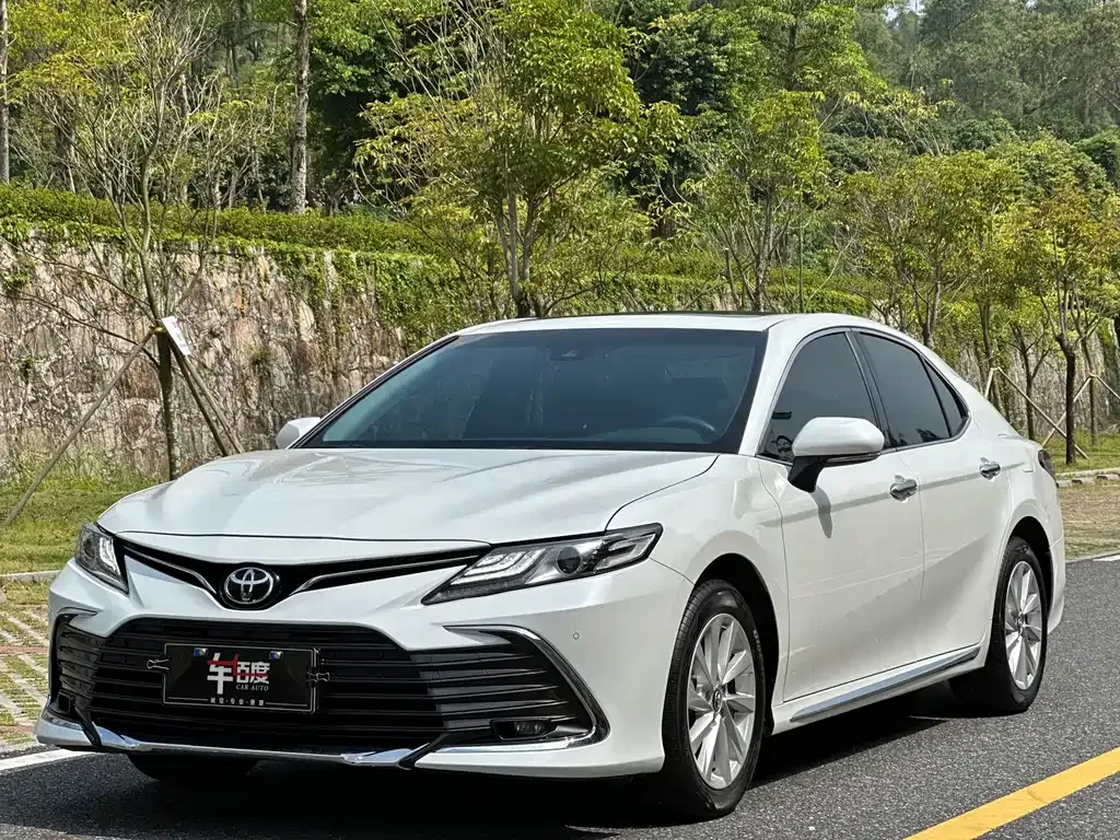 Toyota Camry — фото 1