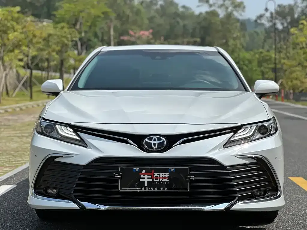 Toyota Camry — фото 2