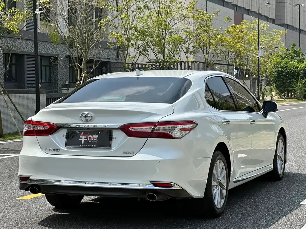 Toyota Camry — фото 4