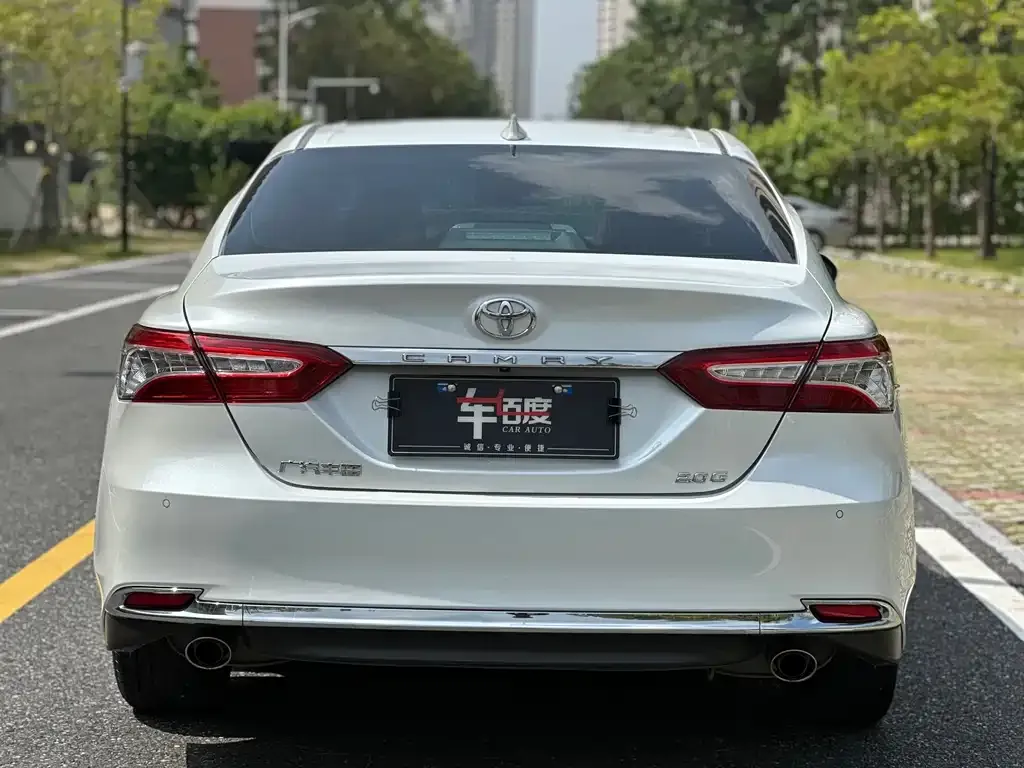 Toyota Camry — фото 5