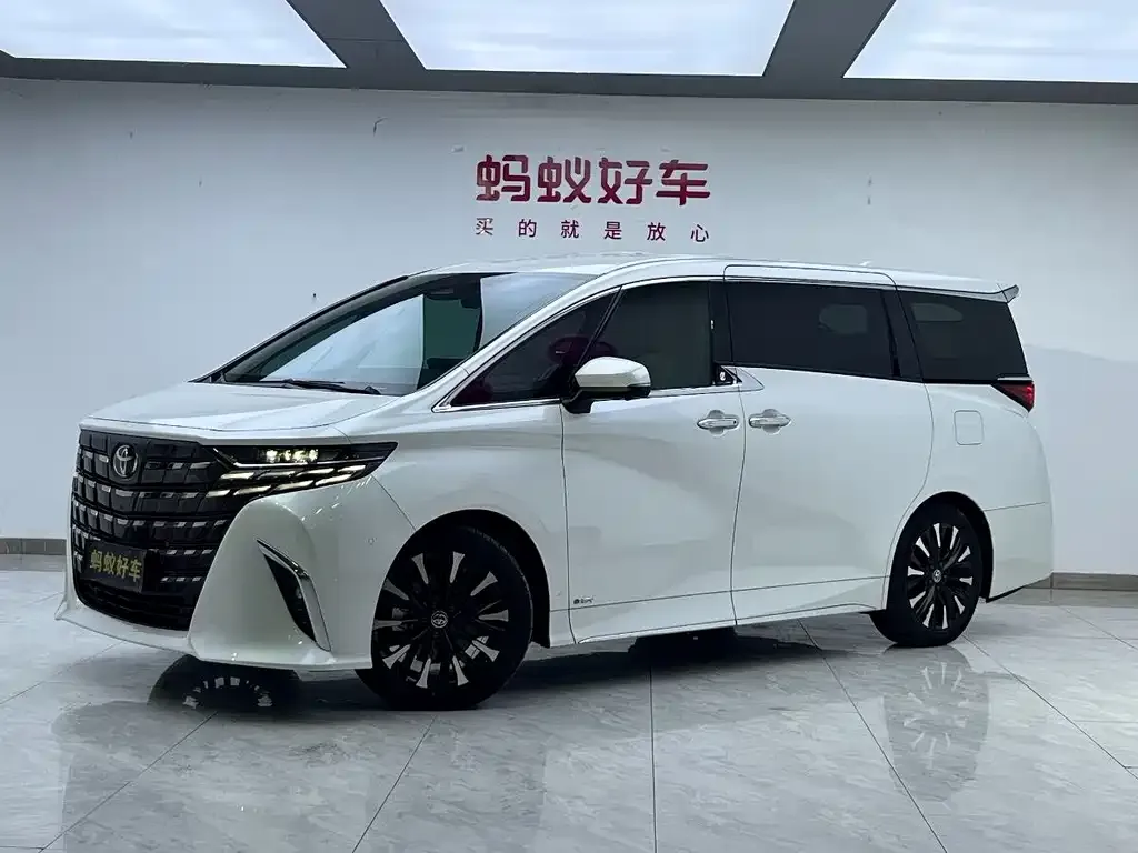 Toyota Alphard — фото 1