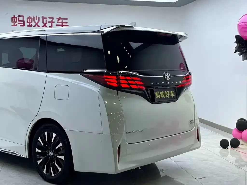 Toyota Alphard — фото 10