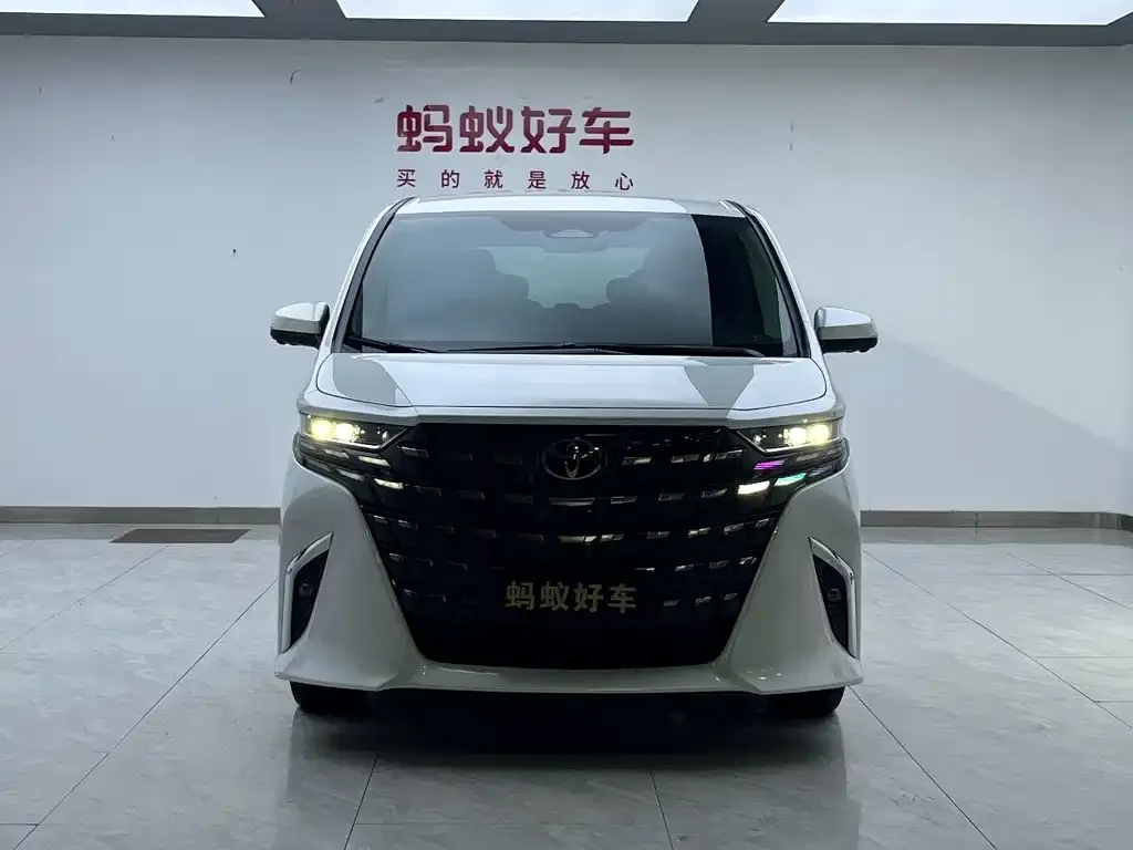 Toyota Alphard — фото 2