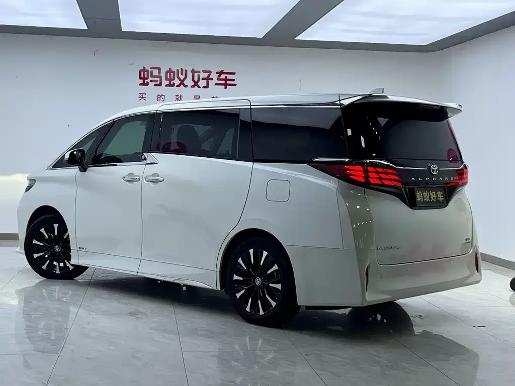 Toyota Alphard — фото 4