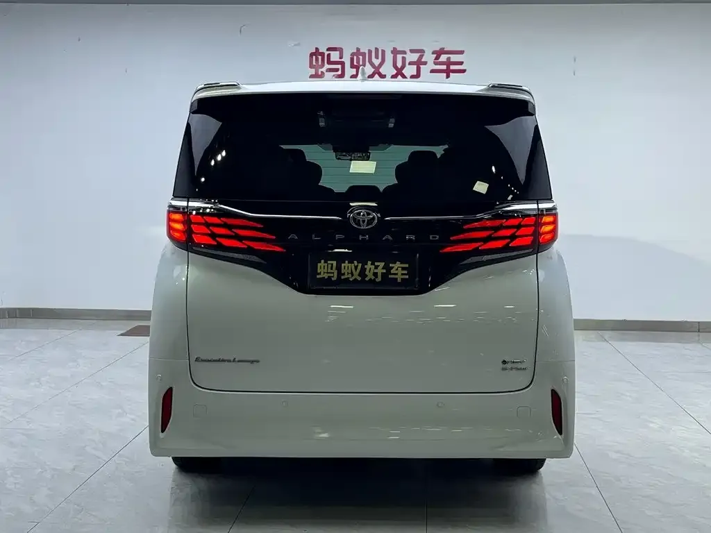 Toyota Alphard — фото 5