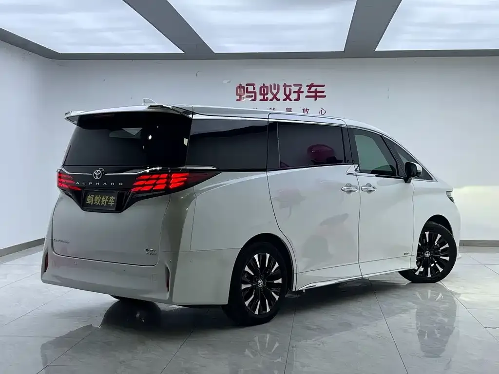 Toyota Alphard — фото 6