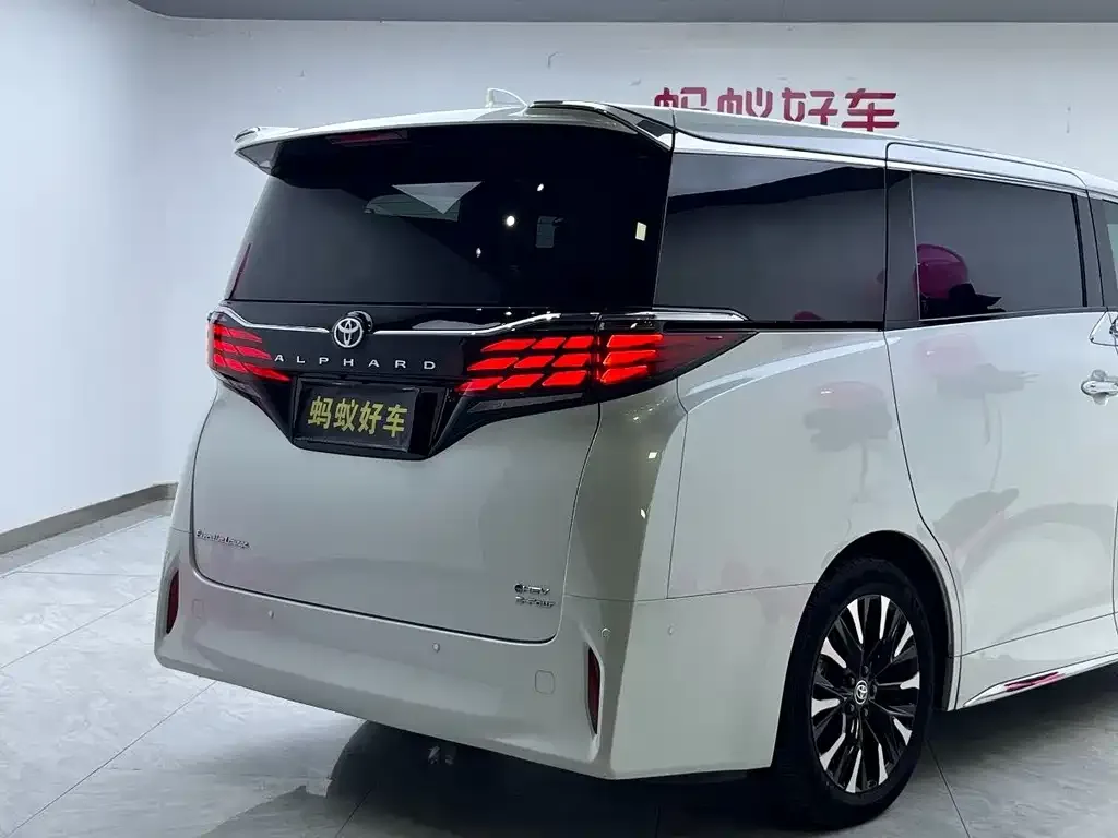 Toyota Alphard — фото 9
