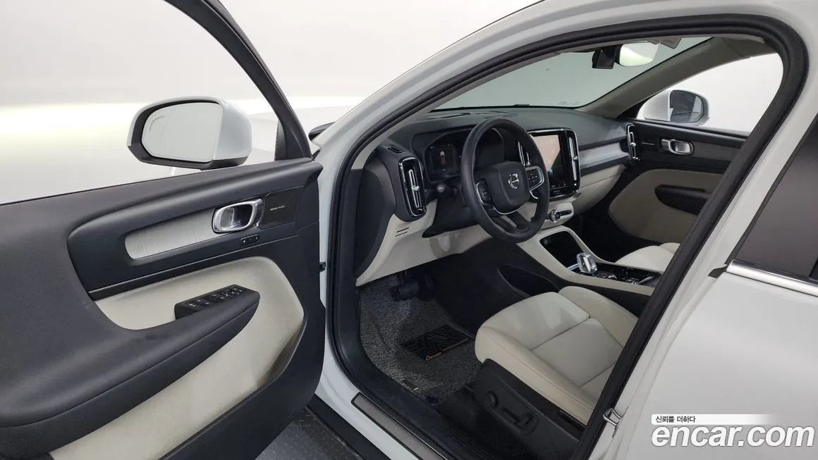 Volvo XC40 — фото 10