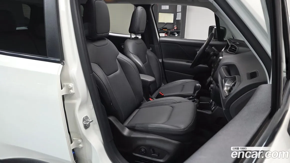 Jeep Renegade — фото 10