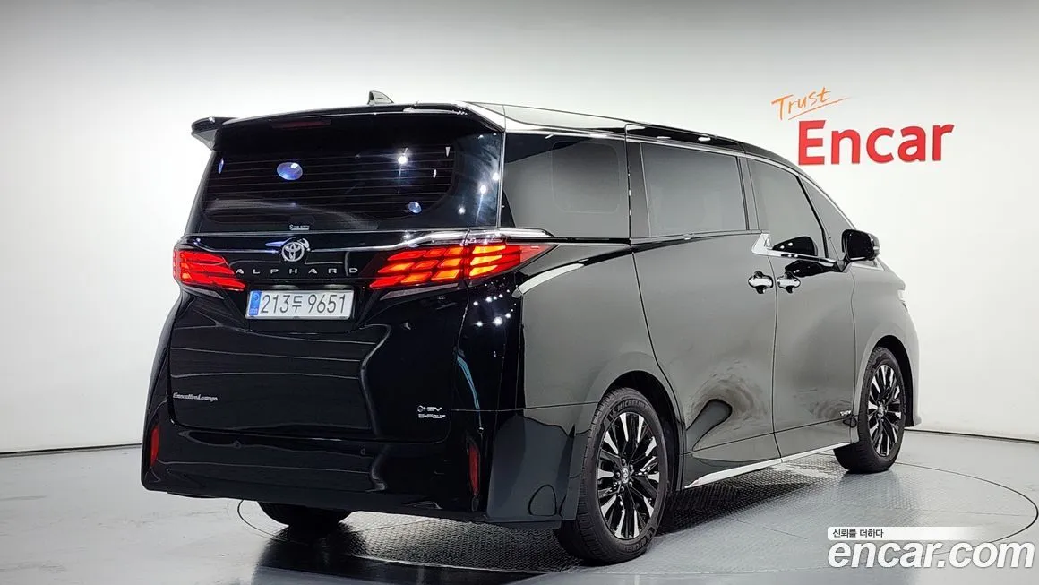 Toyota Alphard — фото 2