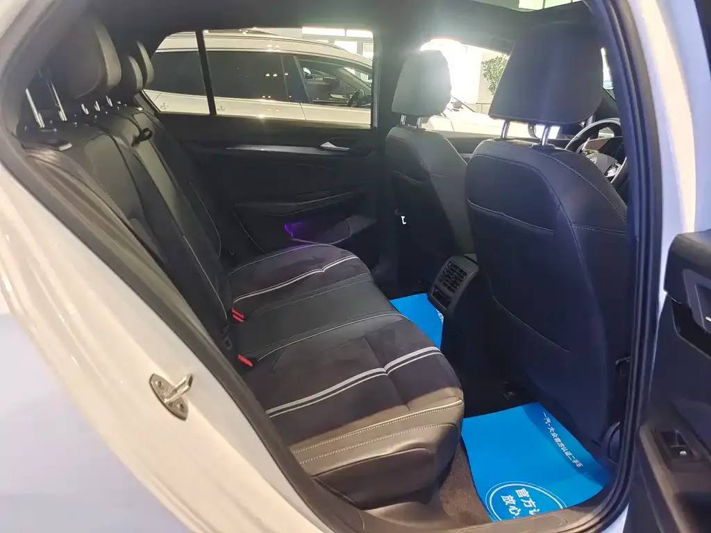 Volkswagen Golf 2023 из CN, фото 9