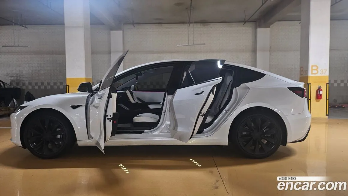 Tesla Model 3 — фото 1
