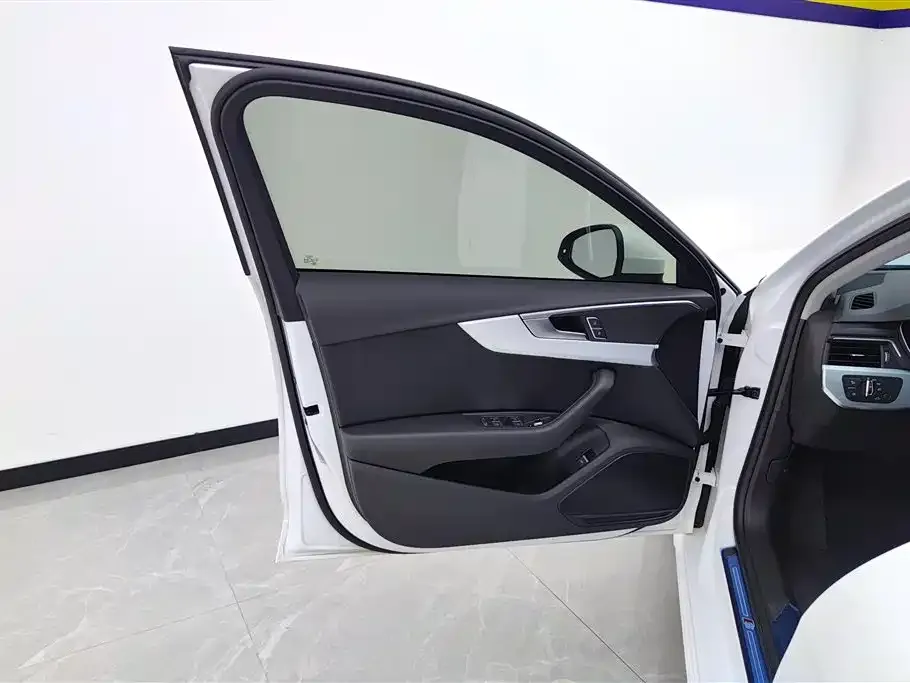 Audi A4L 2024 из CN, фото 7