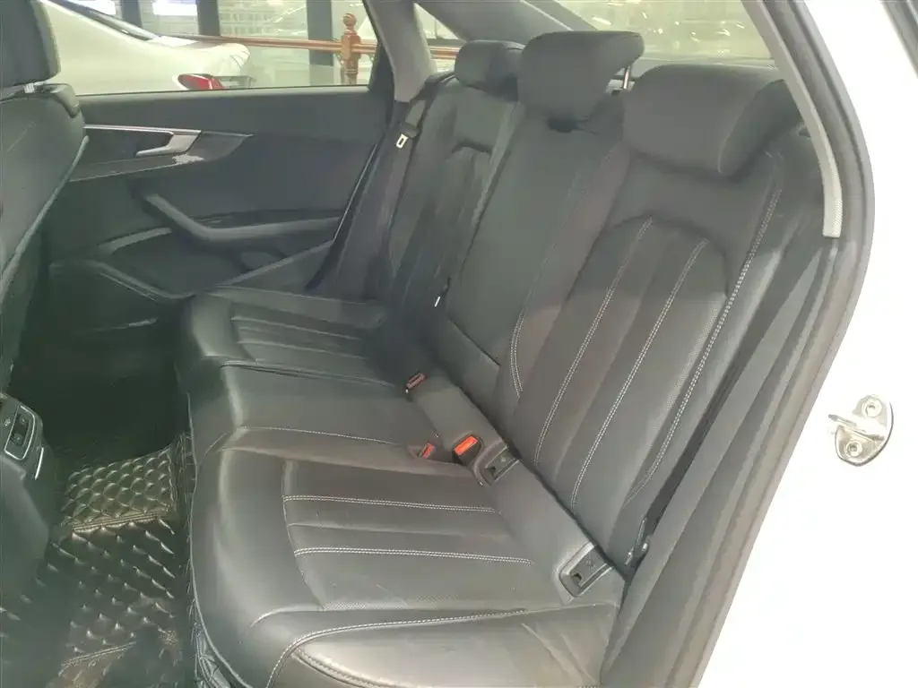 Audi A4L 2021 из CN, фото 9