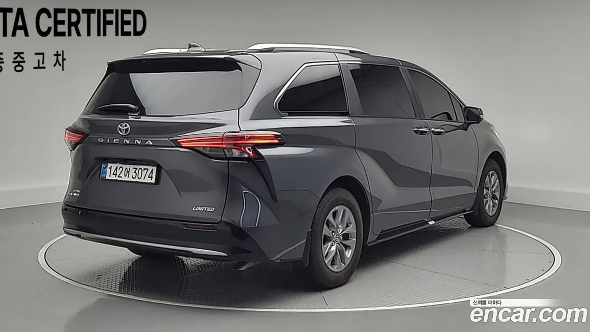 Toyota Sienna — фото 2