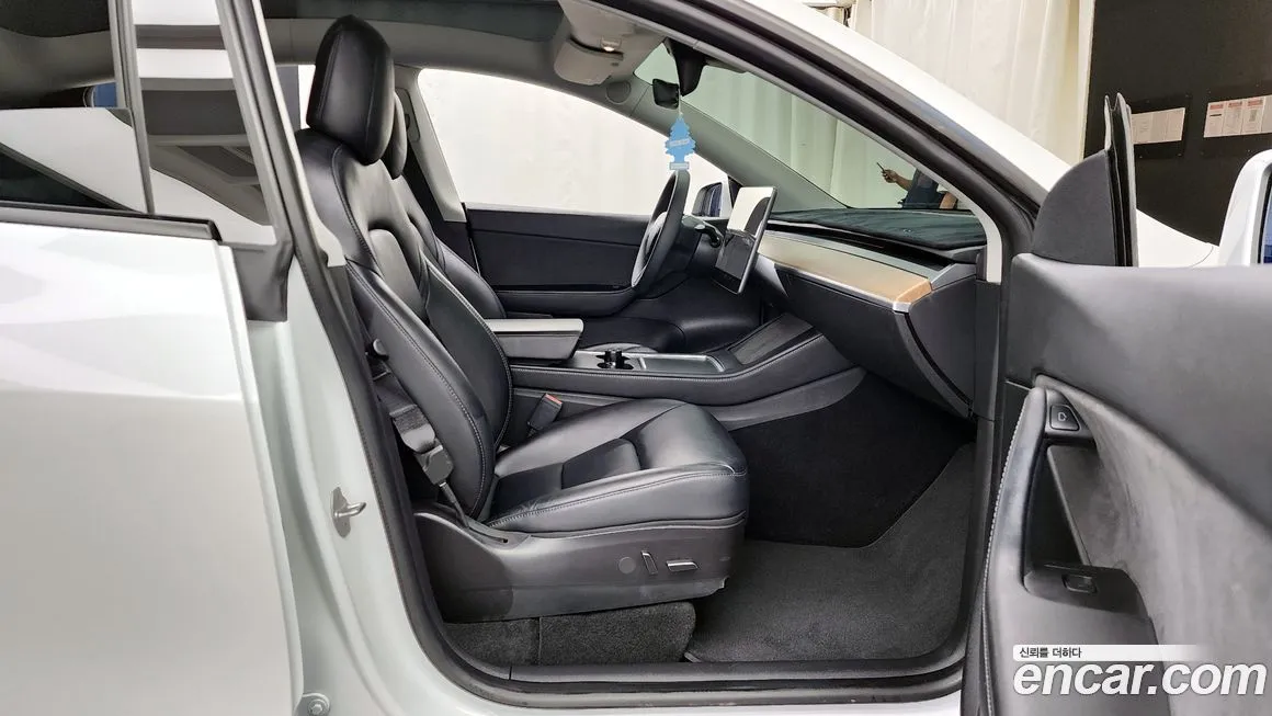 Tesla Model Y — фото 10