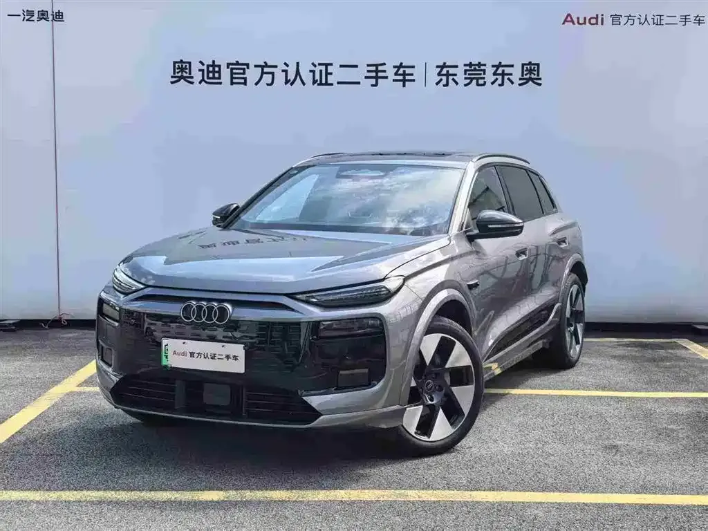 Audi Q6L e-tron — фото 1