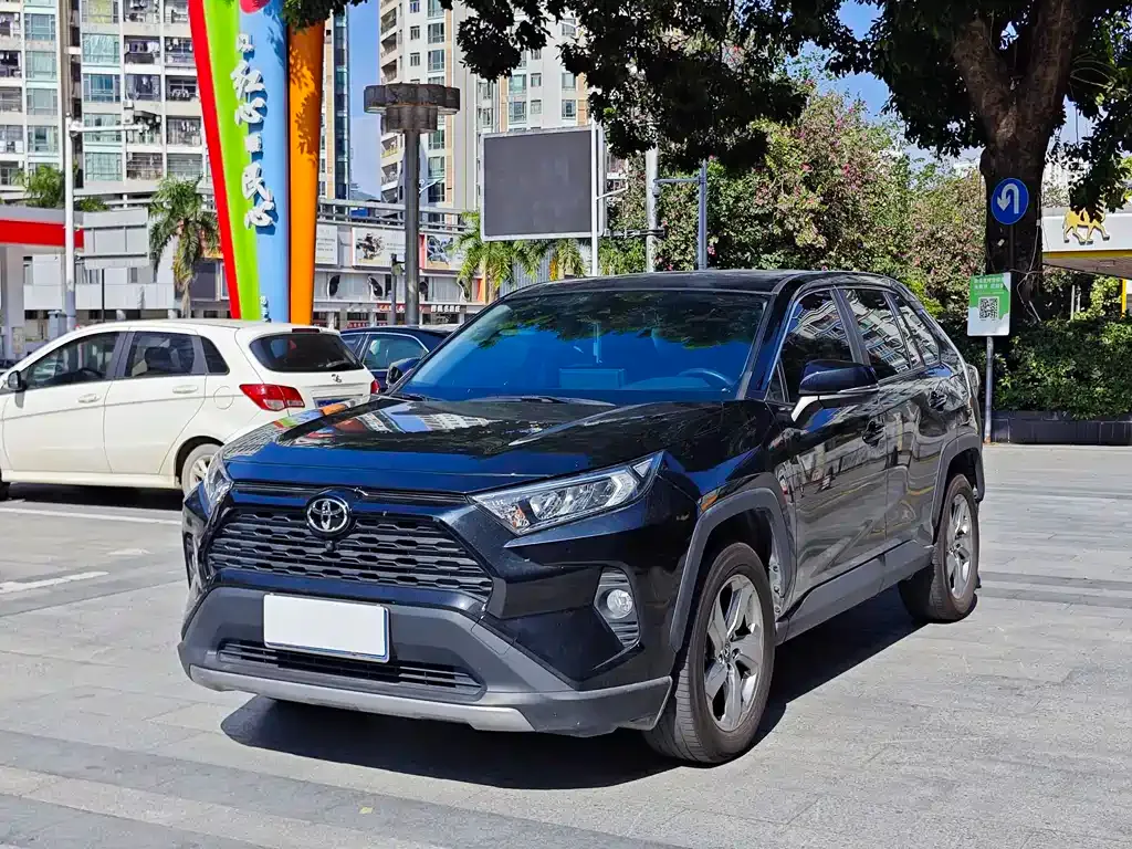 Toyota RAV4 — фото 1